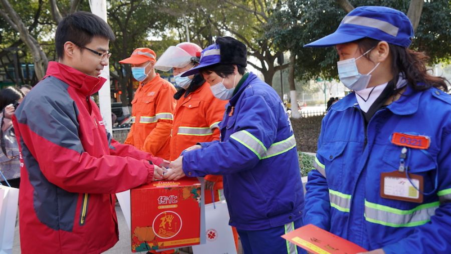 傳化集團副總裁徐迅向環衛工代表發放“傳化關愛大禮包”2.JPG
