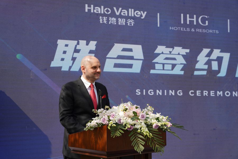 洲際華東區(qū)運營副總裁Benjamin Zahn發(fā)言介紹洲際酒店及holiday inn情況.JPG