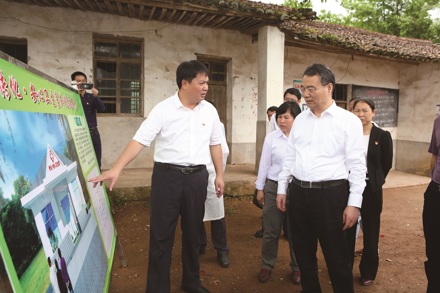 脫貧攻堅，董事長進村入戶了解需求.jpg